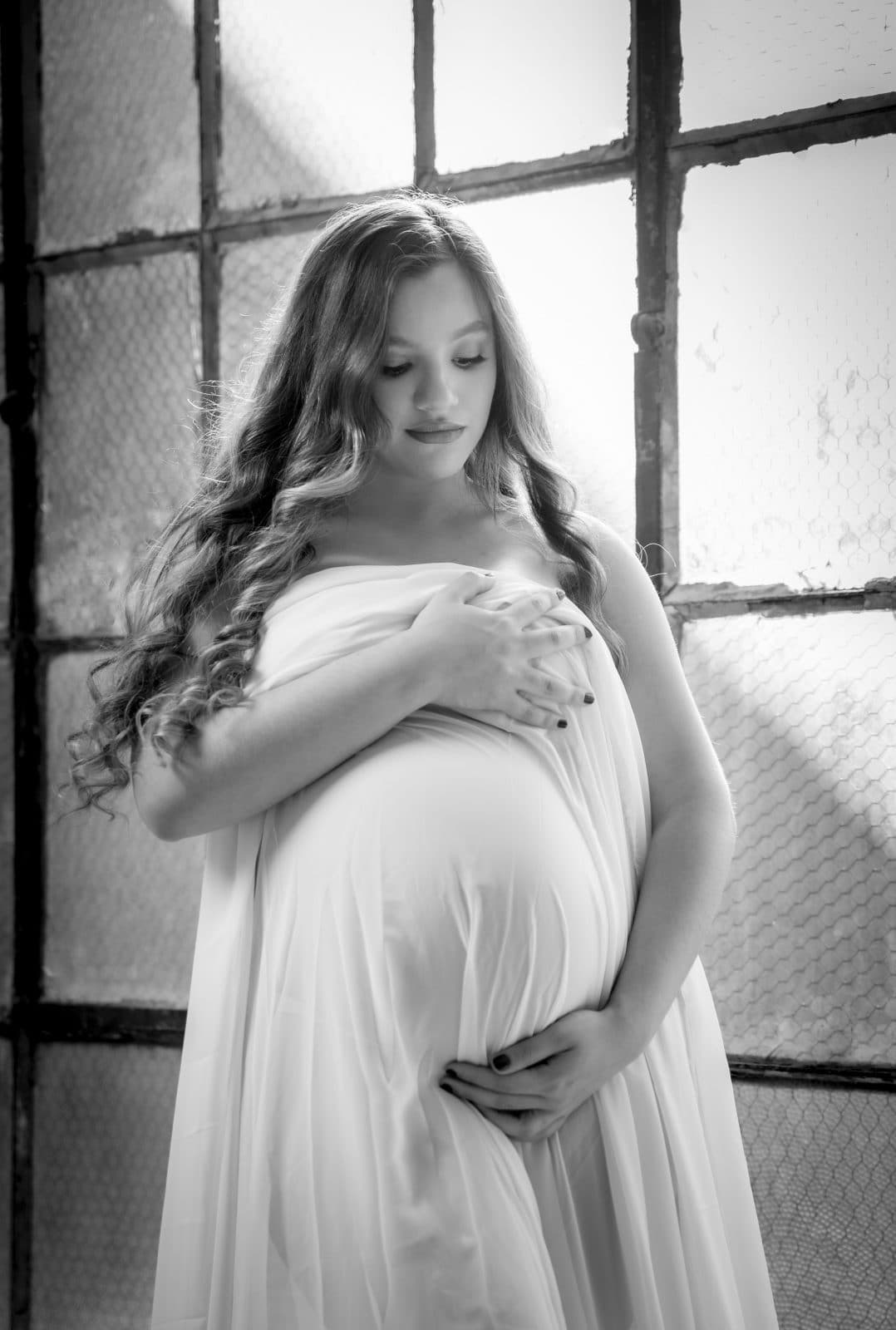 Mishel Kay | Maternity in Chiaroscuro — photo 9
